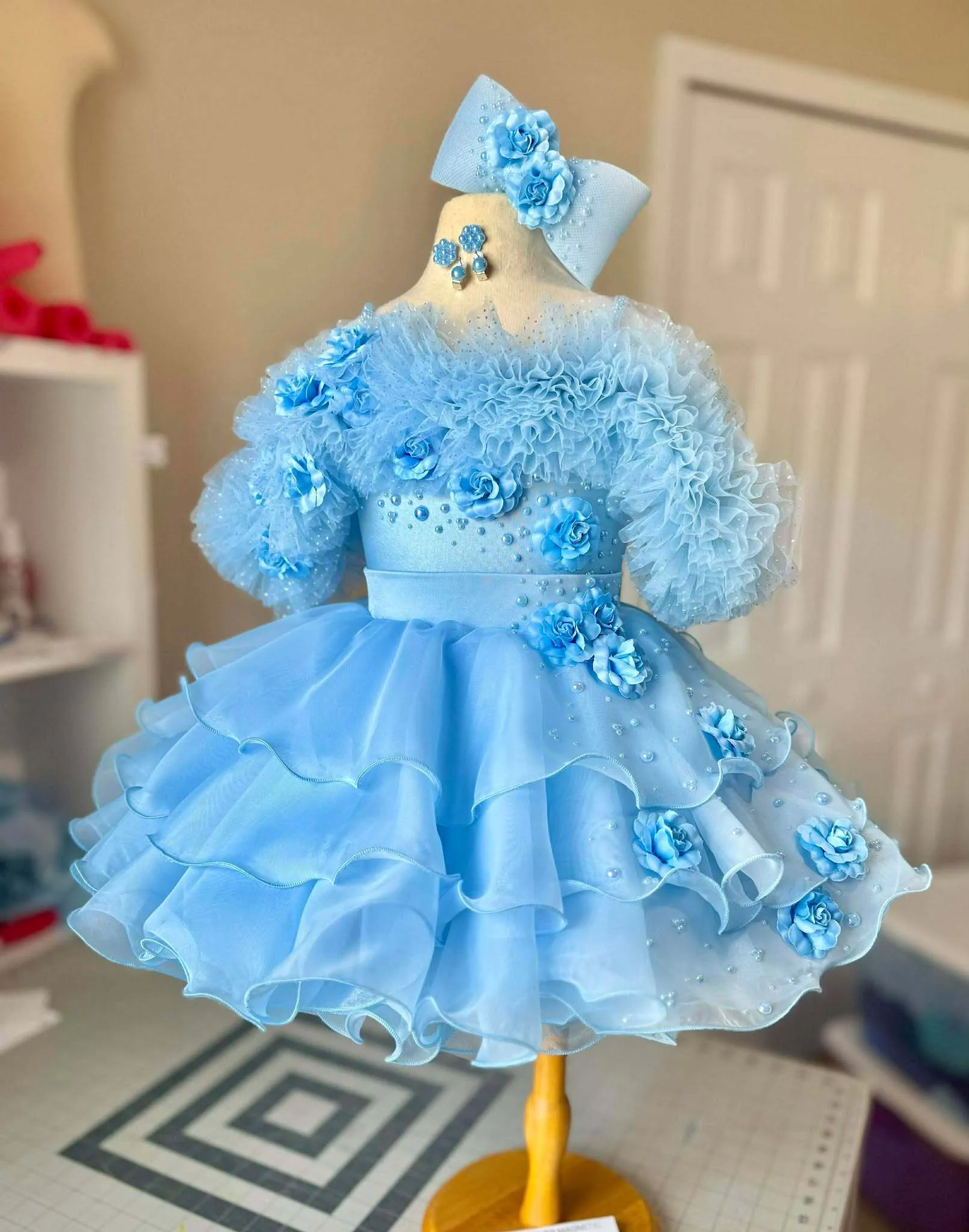 2/4 Blue Ruffle Dollhouse Natural 