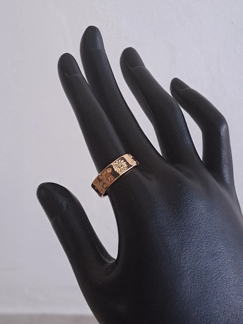 Flat Gold Ring With Flowers Design