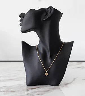 Thin Gold Chain Round Pendant Head Design 