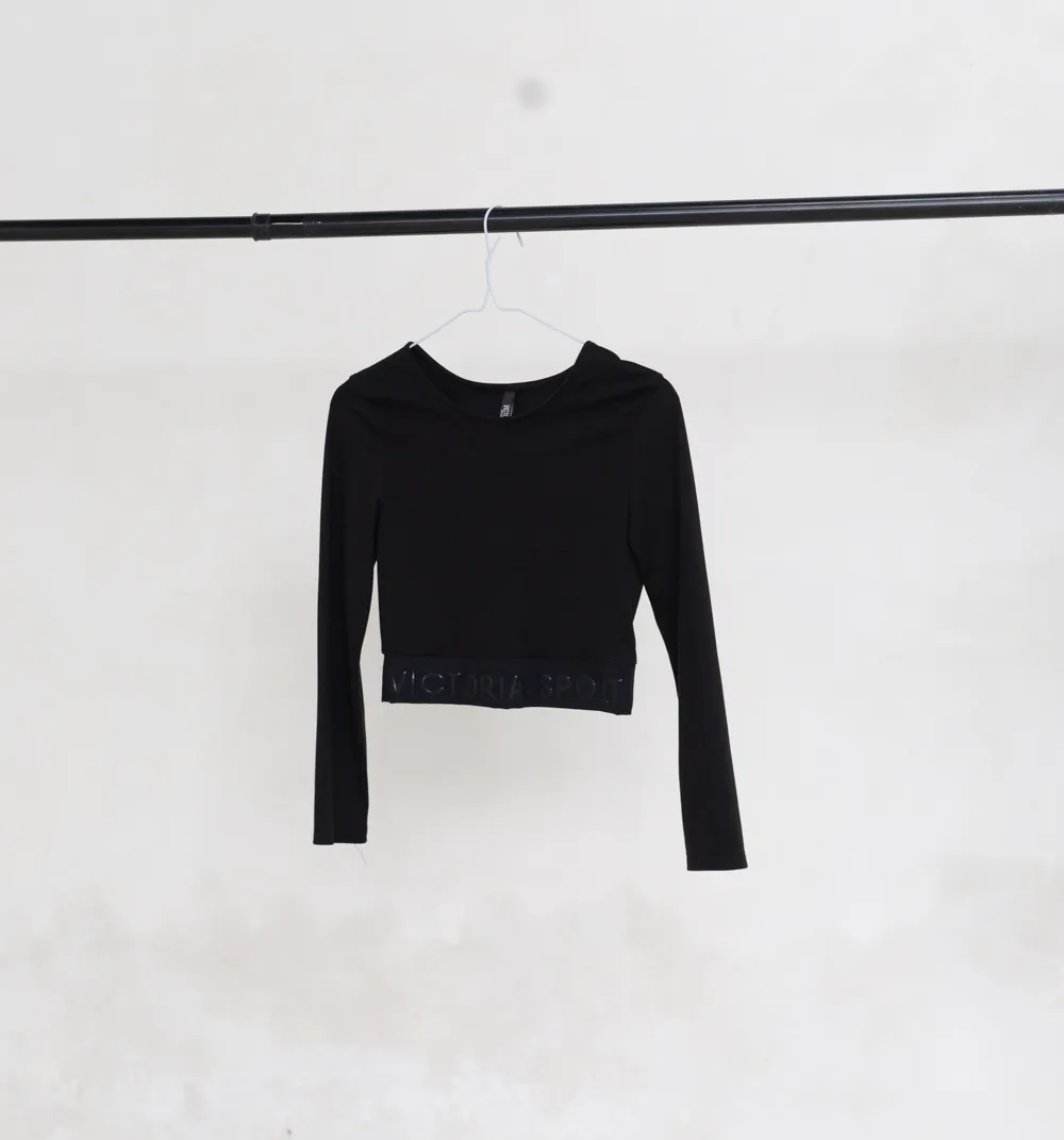 Black Round Neck Cropped Top