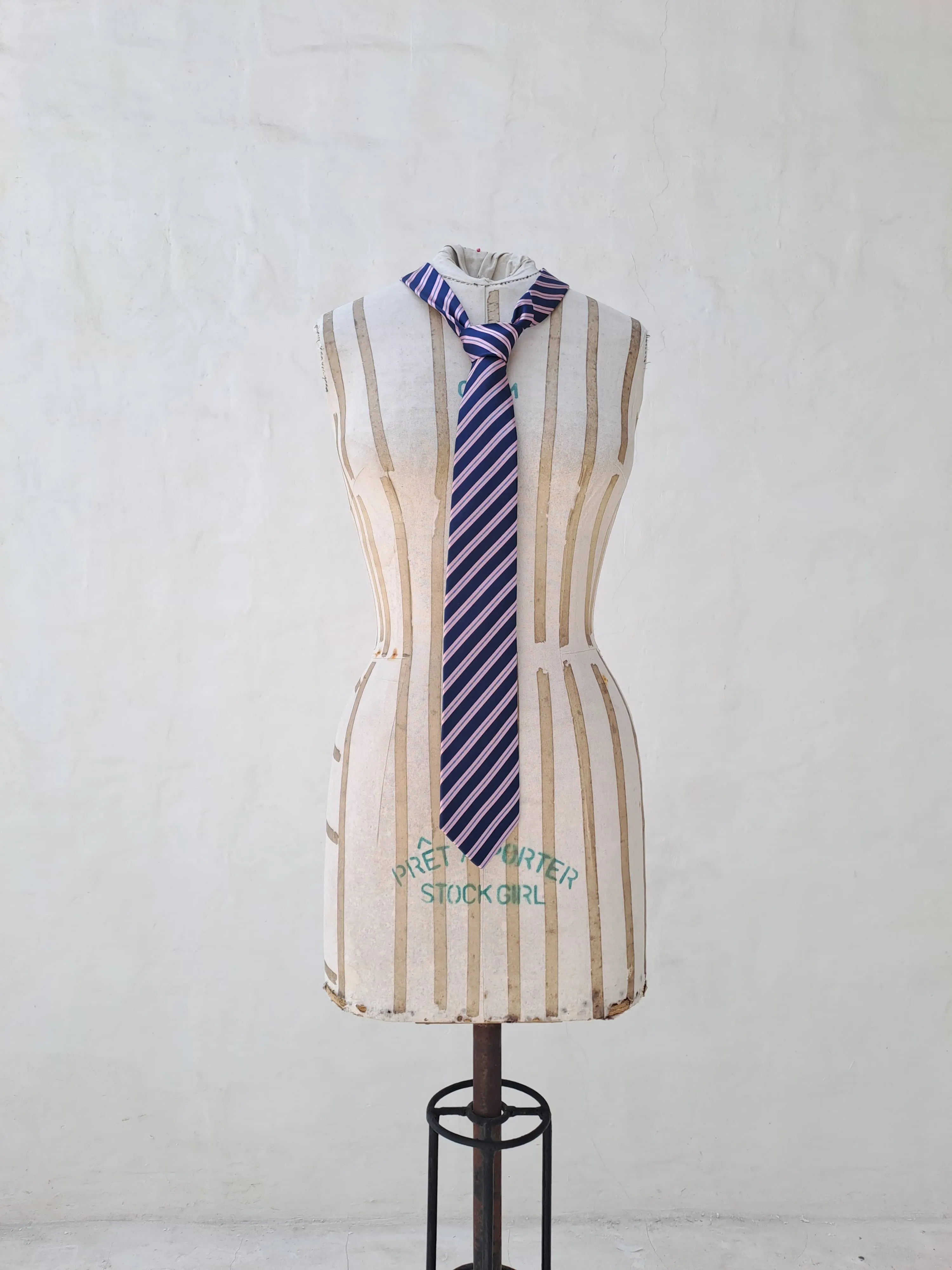 Men's Dark Blue and Pink Pattern Tie