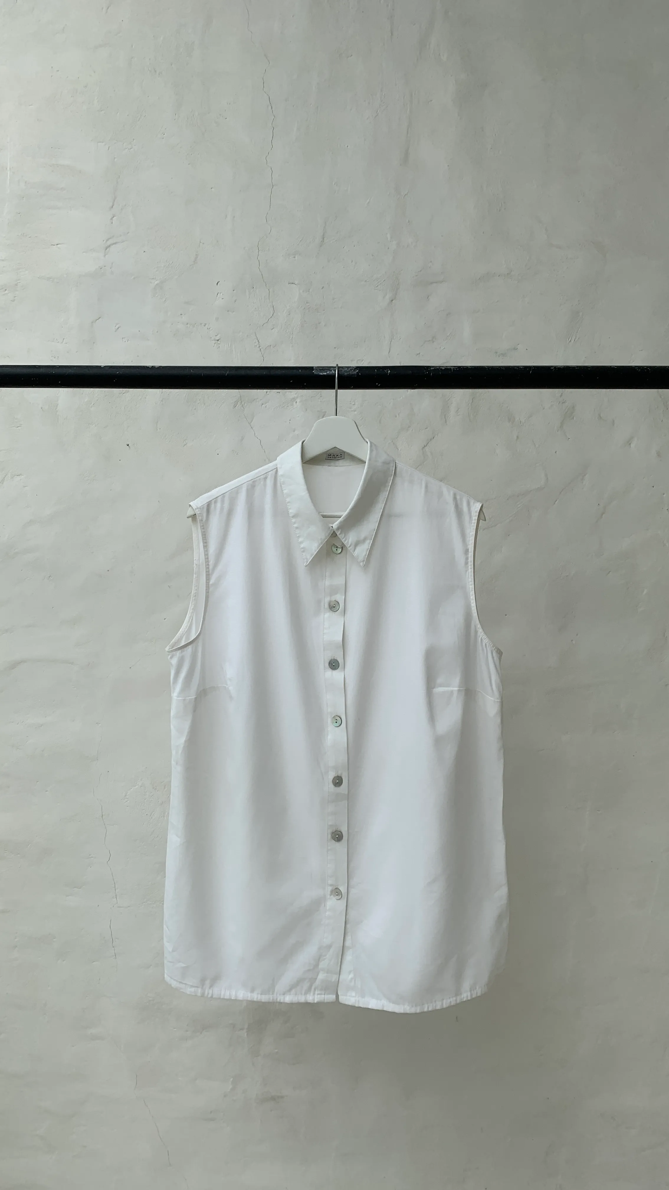 Sleeveless White Collar Blouse