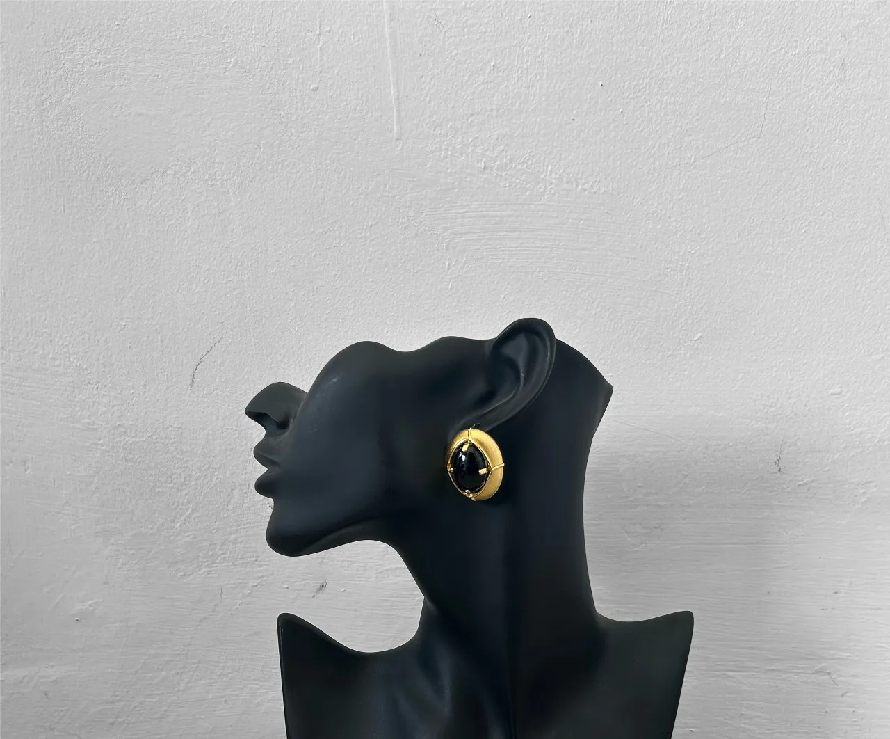Vintage Gold and Black Round Earrings