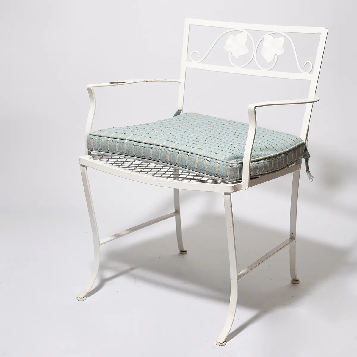 Vintage Mid Century Modern White Powder Coated Wrought Iron Salterini outdoor Garden Chair with arms Patio Vintage Blue cushion -  23.5" x 18" seating 31.5" tall