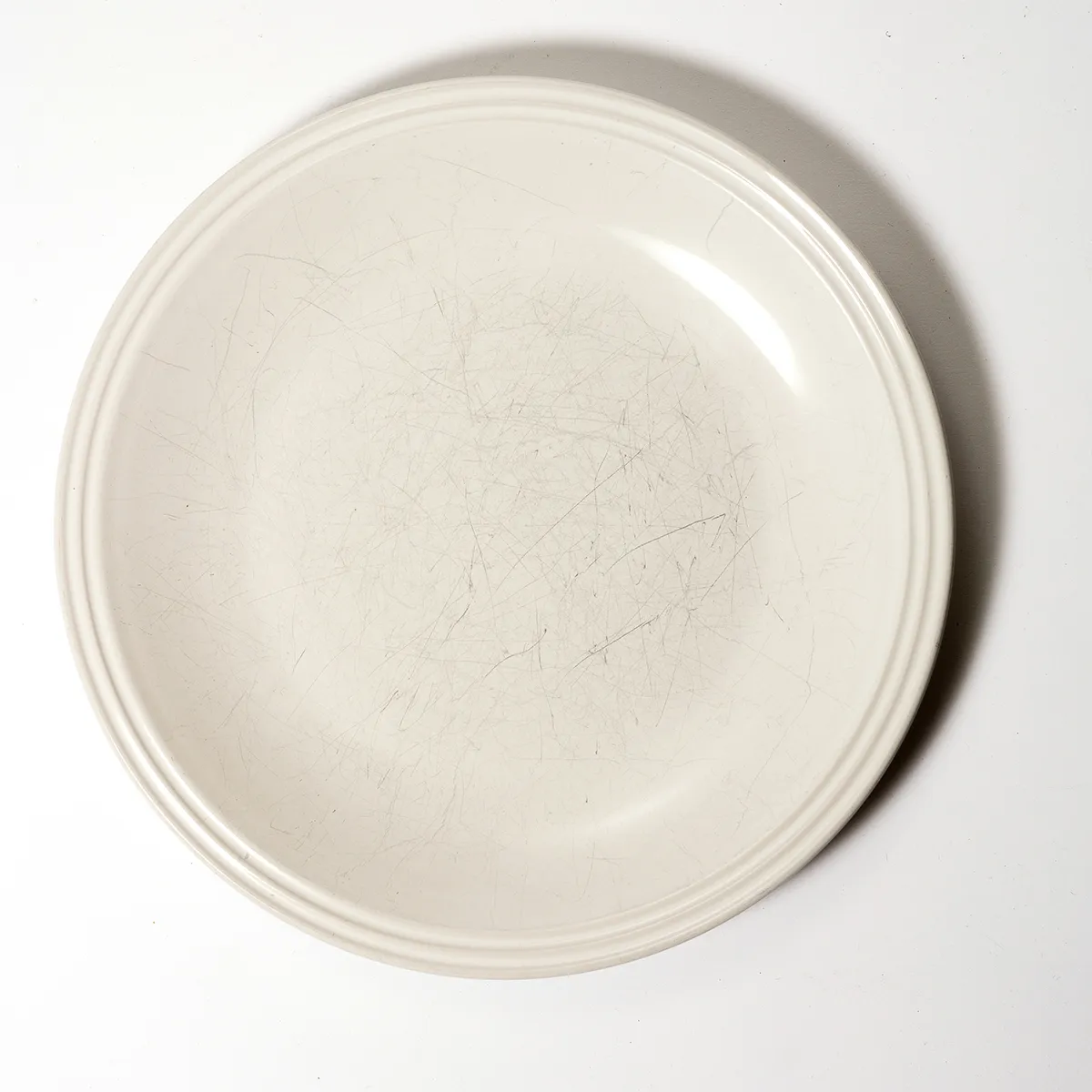 pair of white dinner plates with textured rim - 10.5"