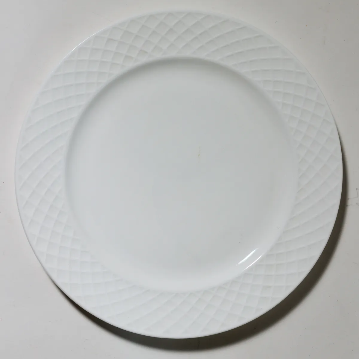 White Porcelain Lattice Embossed Basketweave Rim Dinner Plate