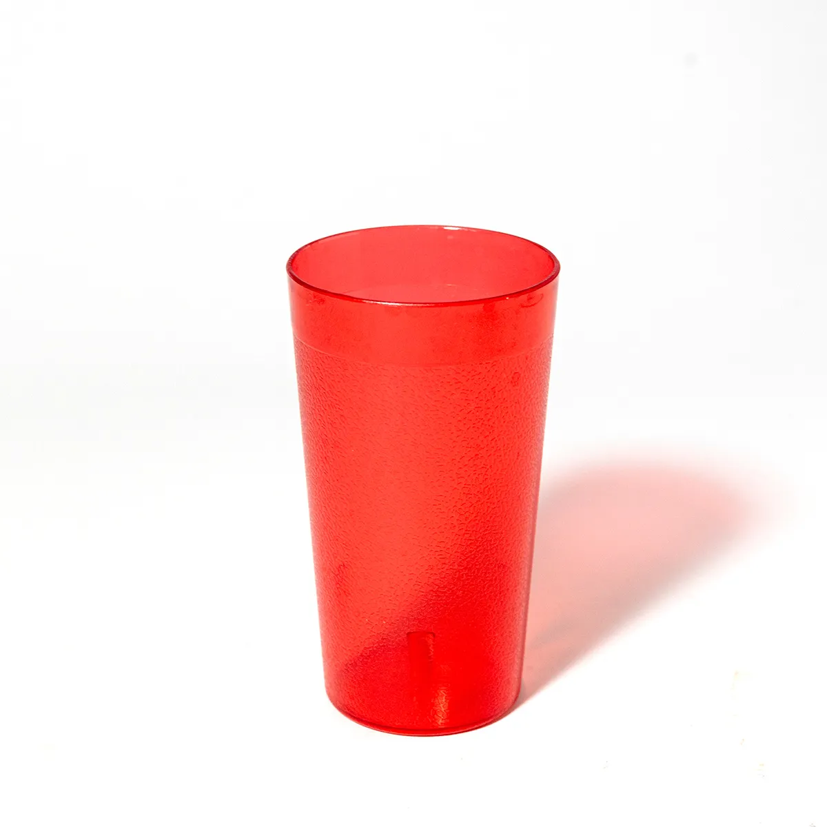 Restaurantware 24 Ounce Red Plastic Pebbled Tumblers, Pebbled Finish, Dishwashable, Stackable, Party Tumbler, Diner