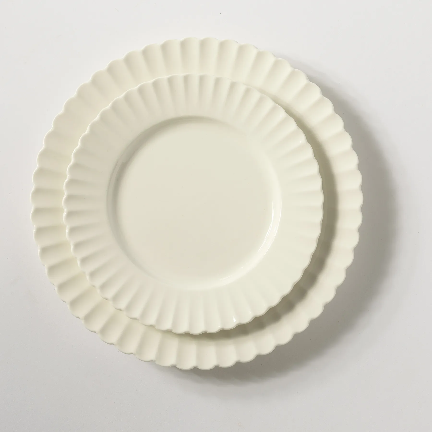 White Chrysanthemum Plate Dinner Plate - 10" 