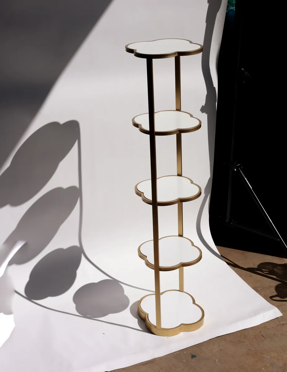 5-tier étagère shelf with a gold-finished metal frame and white clover-shaped shelving surface