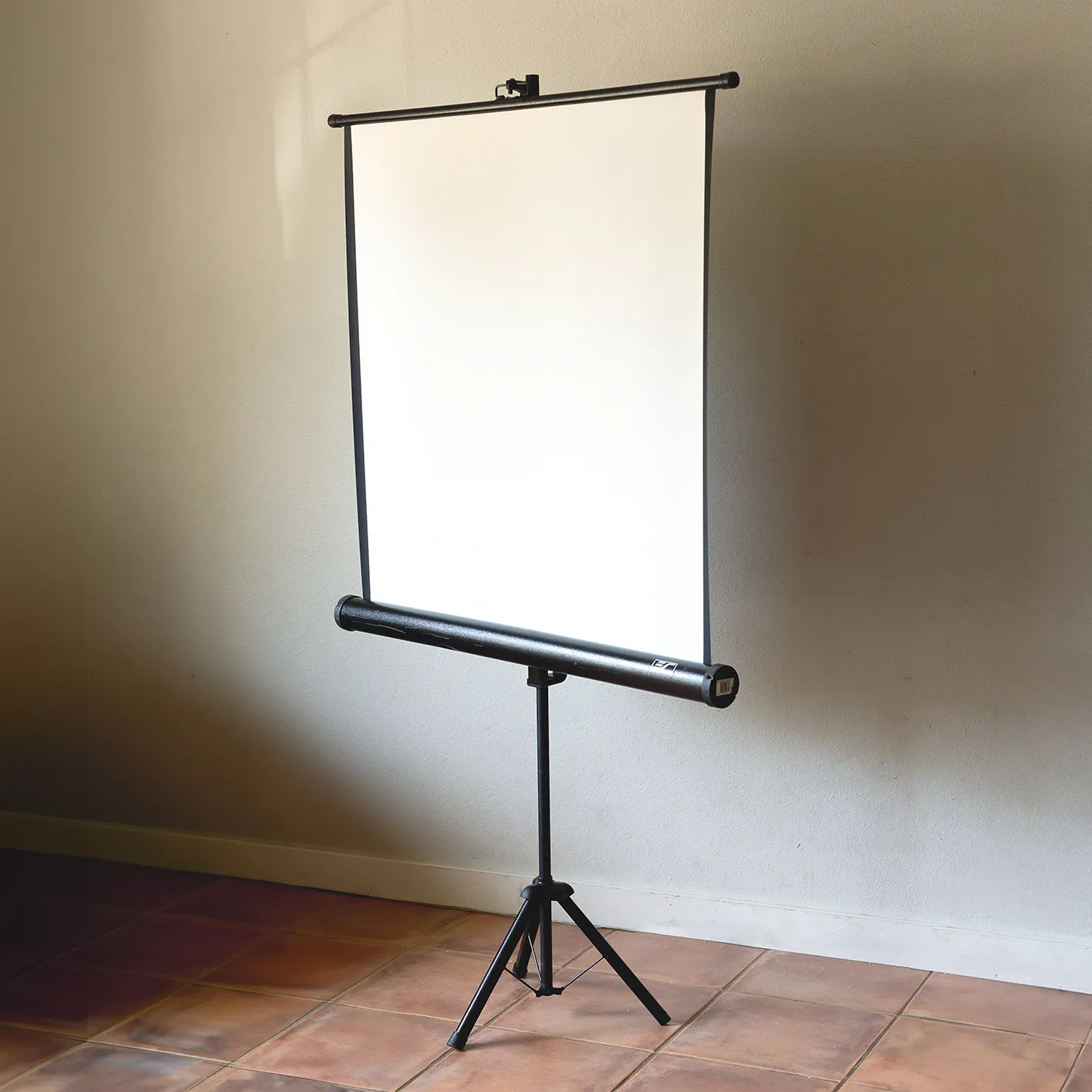 Traveling Pull Down White Video Screen