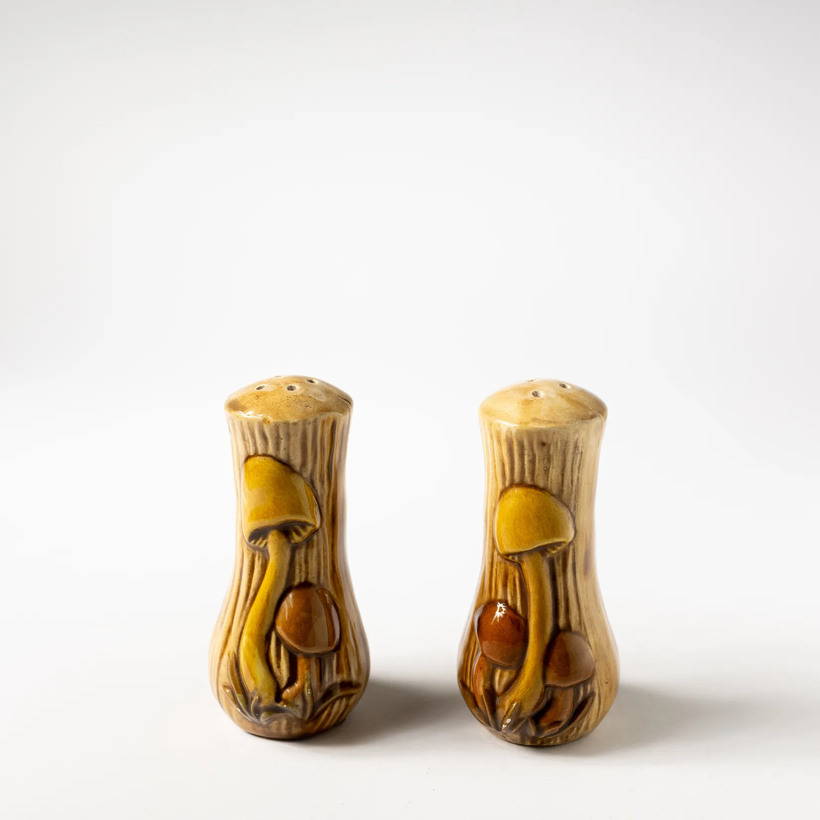 70s mushroom themed salt and pepper shakers - 4" x 2" 