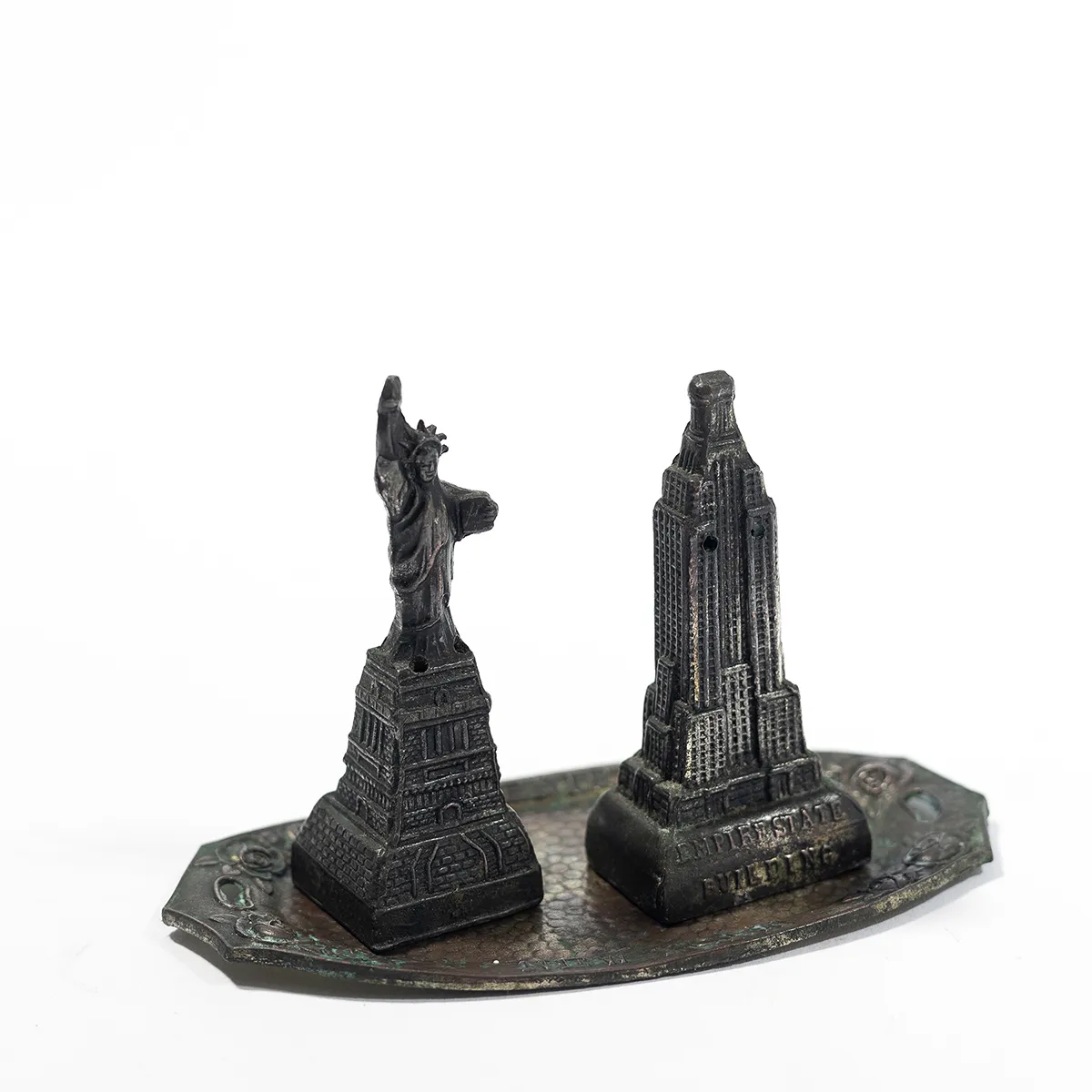 NYC Empire State Building and Statue of Liberty souvenir salt and pepper shakers -  2.5" x 4.25"