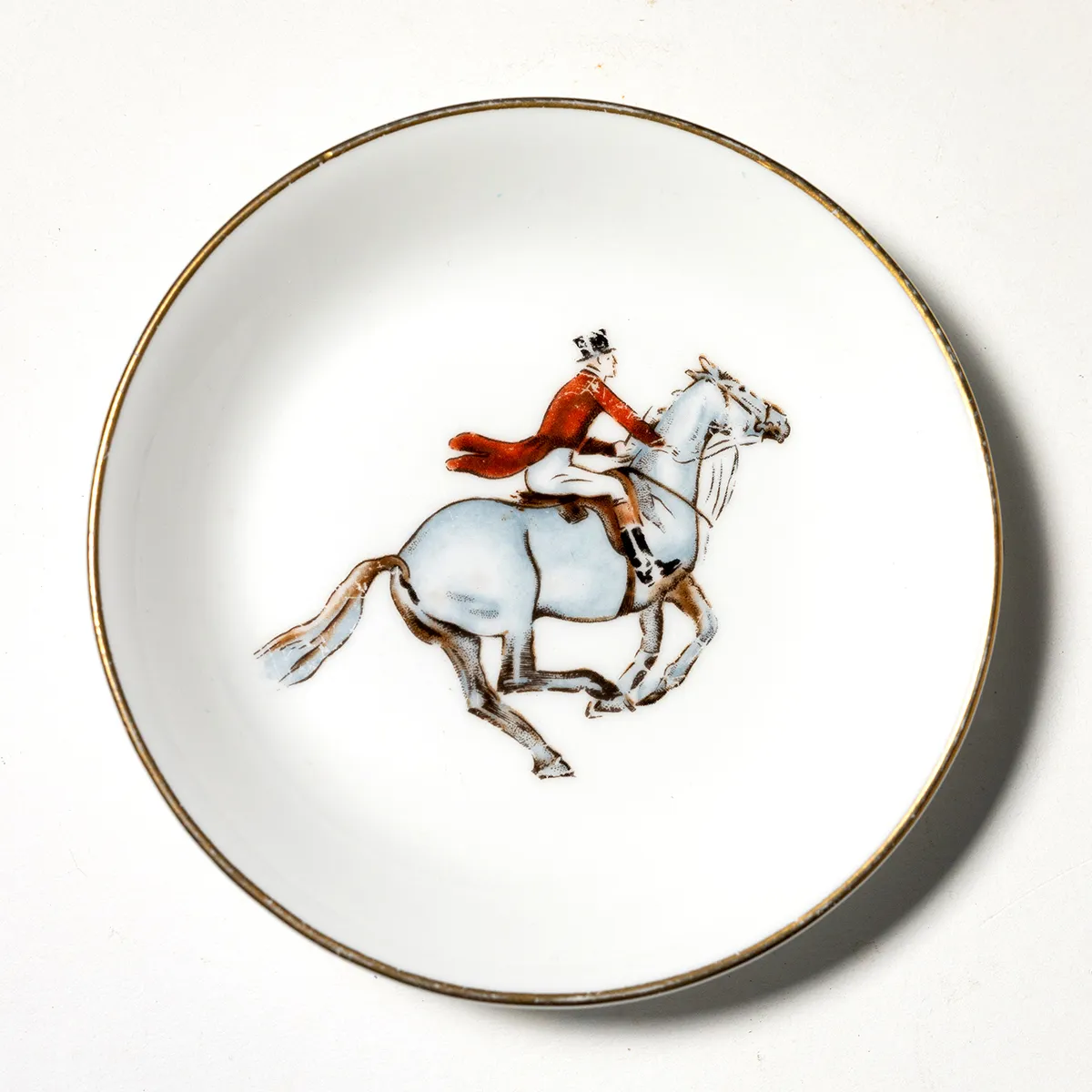 Small white ceramic pinch bowl, trinket dish Fox Hunt Horse Riders Man