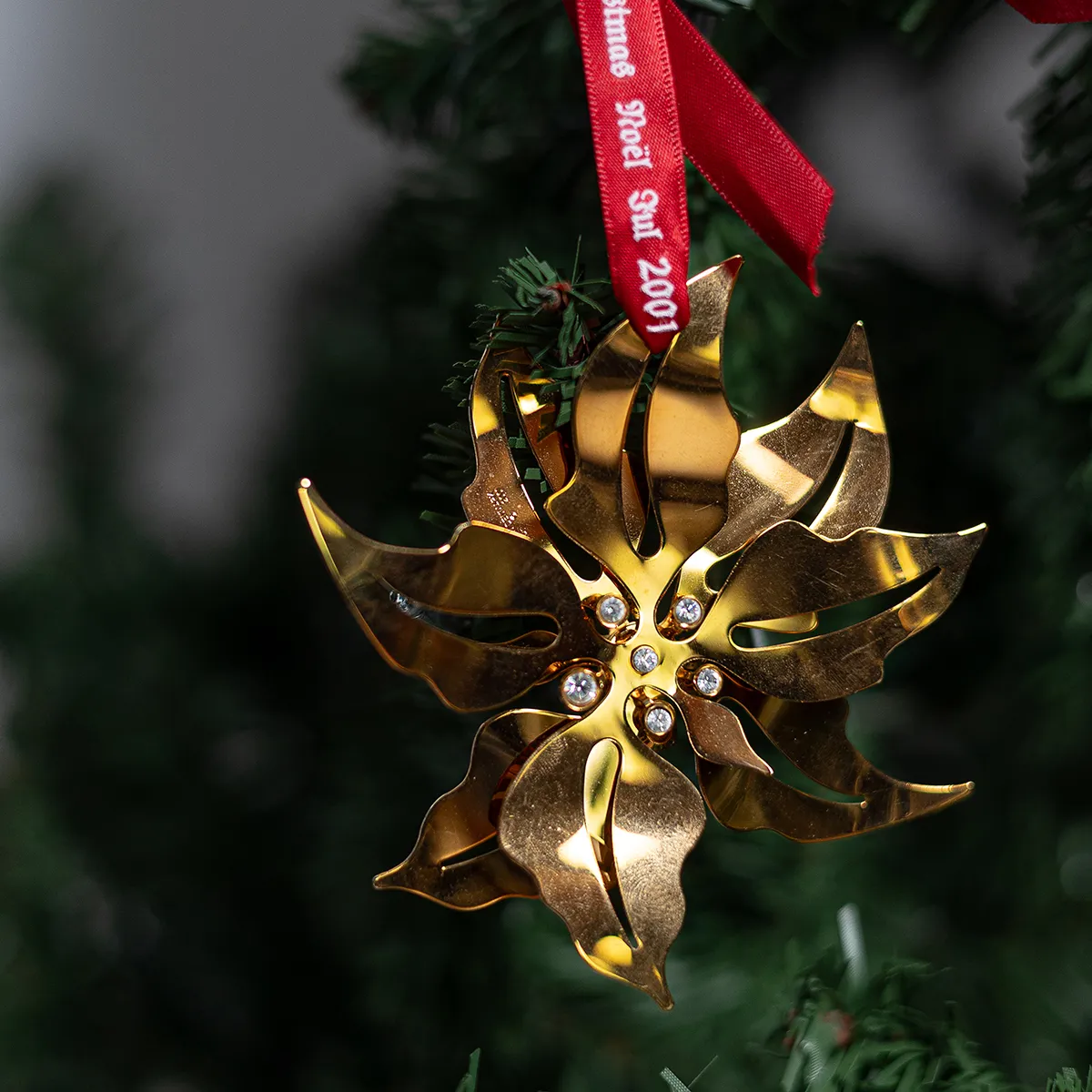 Gold Pointessa with diamond center