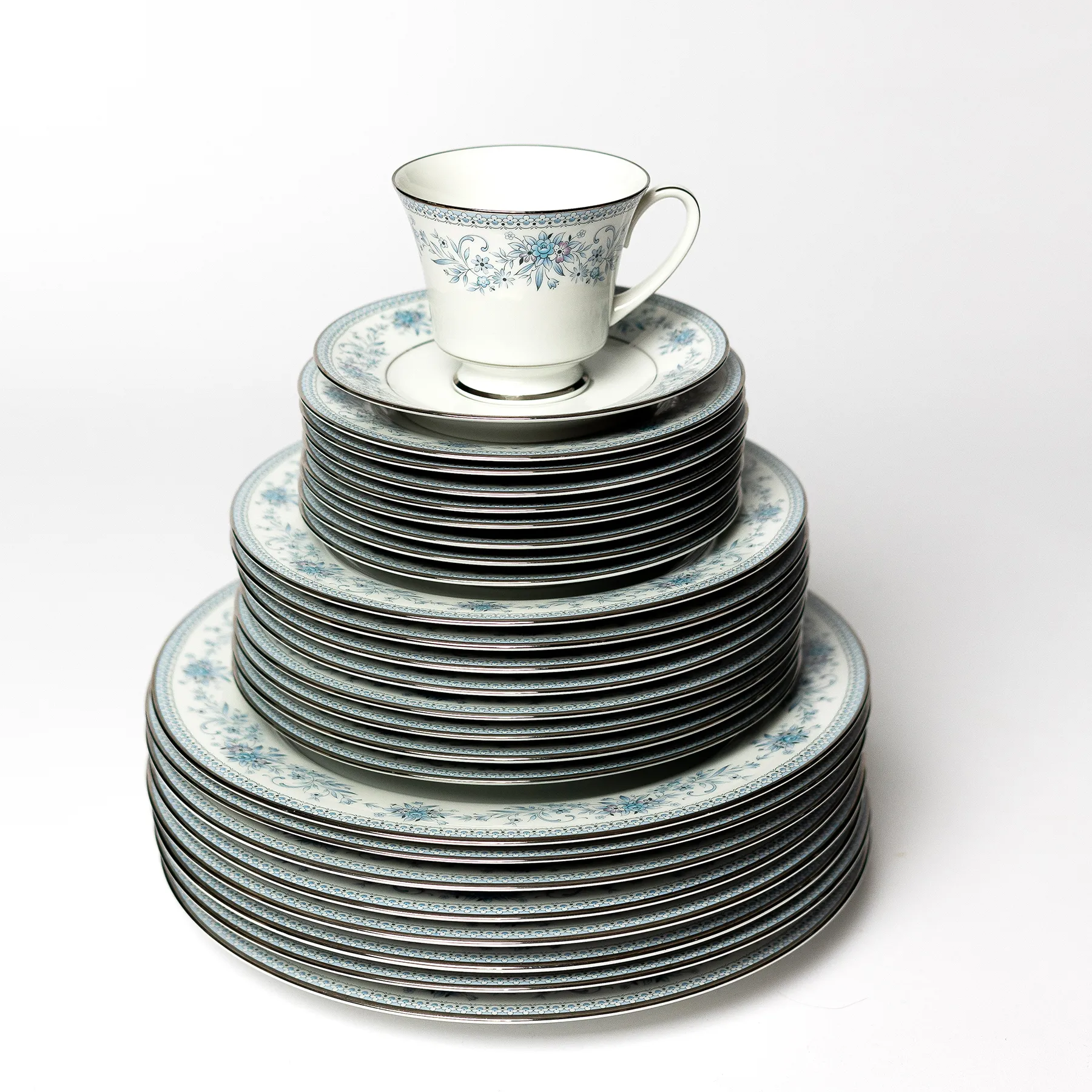 Noritake Plate Contemporary Blue Hill Pattern Blue flowers with Silver painted Rim Dinner Plate - 10.5"