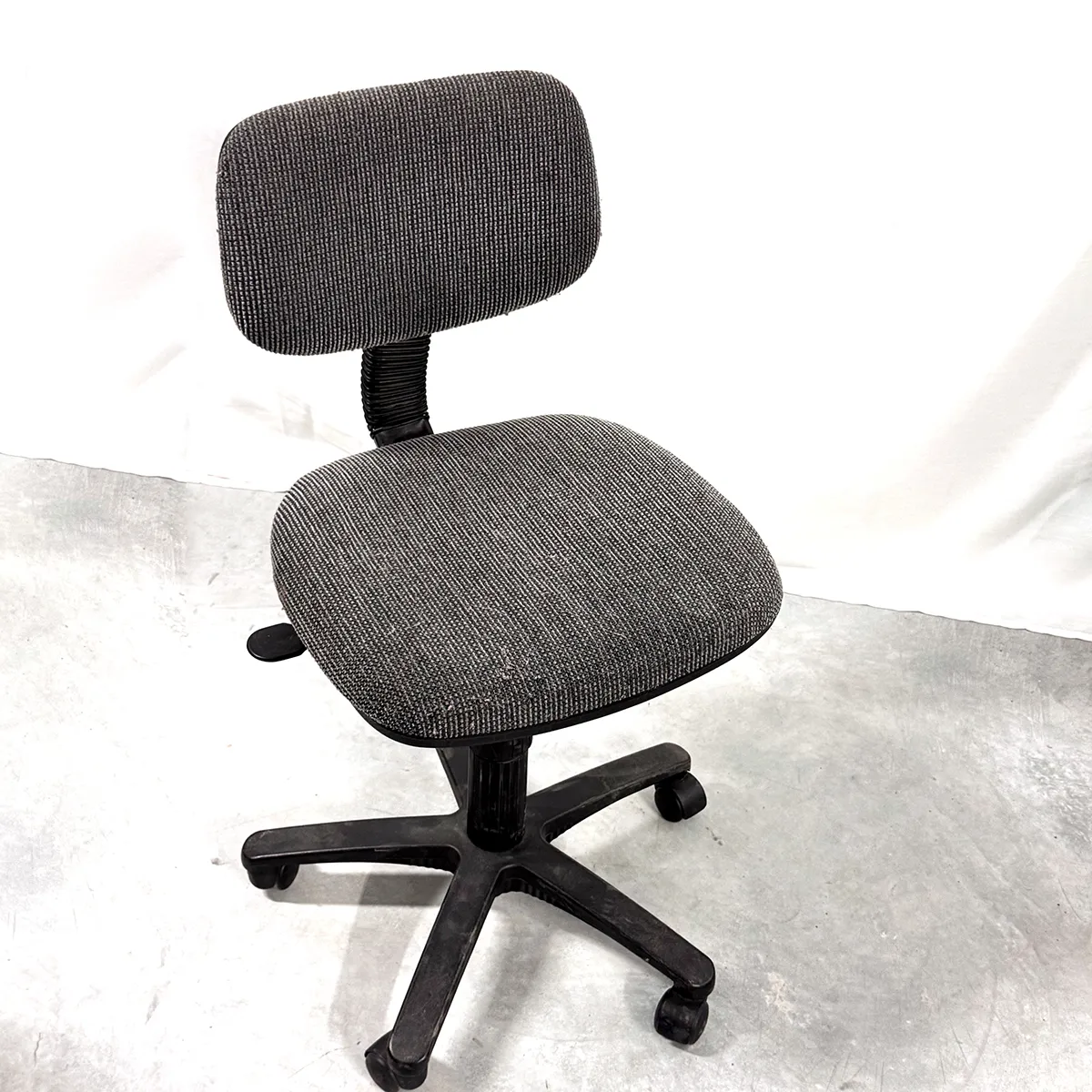 1990's Gray tweed rolling office chair small