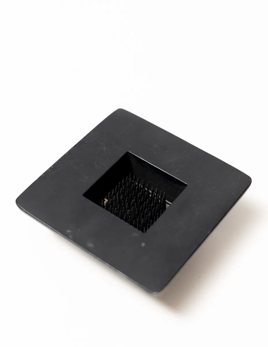 Modern Square Black Metal Clowe Frog