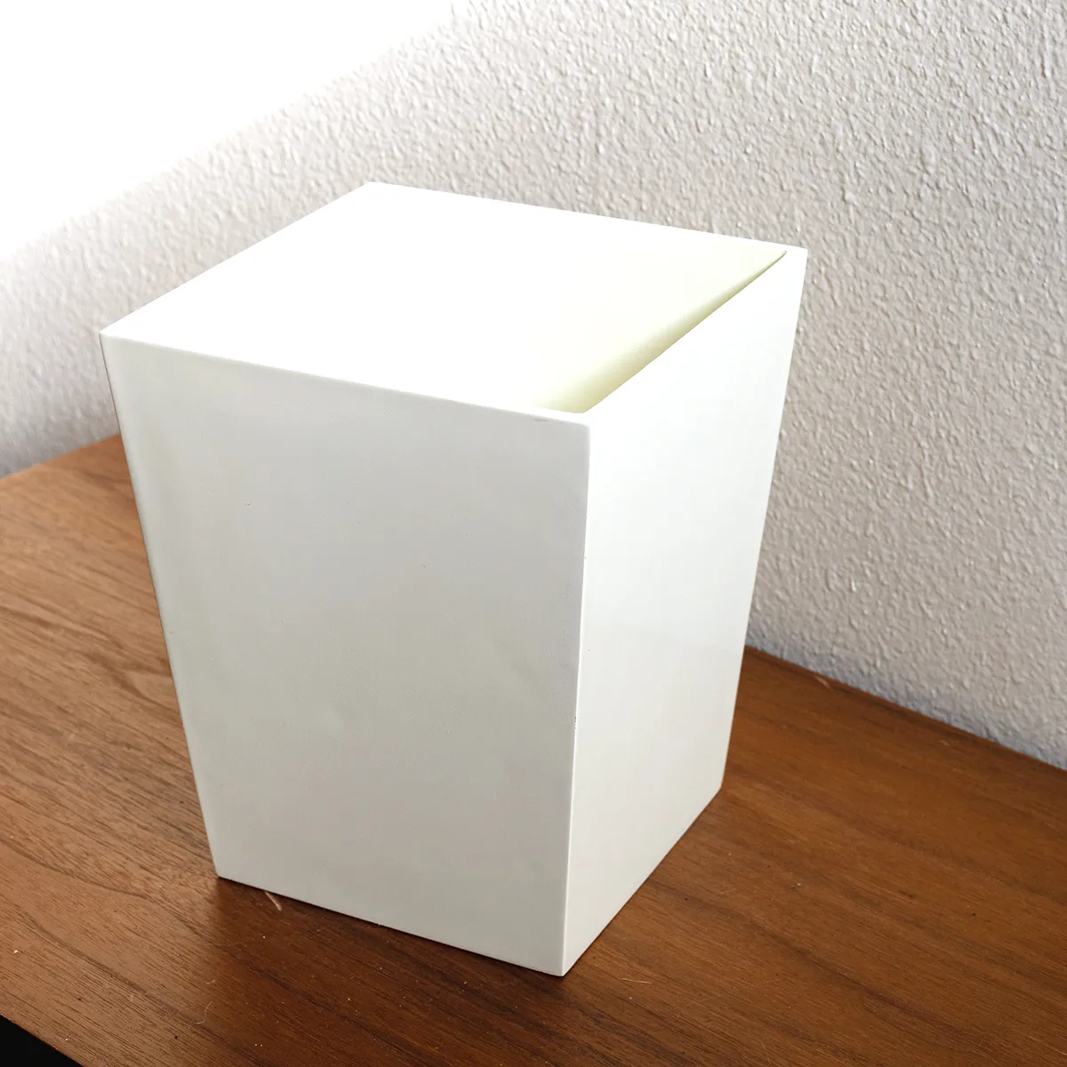 Square Tapered Bright White Laquered House Plant Pots / Bright White Laquered Riser