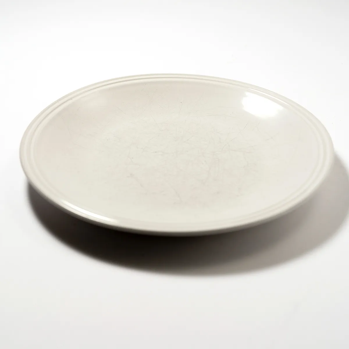 pair of white dinner plates with textured rim - 10.5"