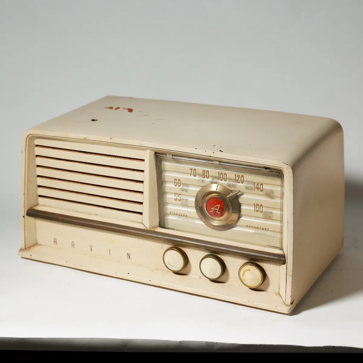 Arvin Ivory AM Tabletop Radio 1950s Vintage, Cream and Red