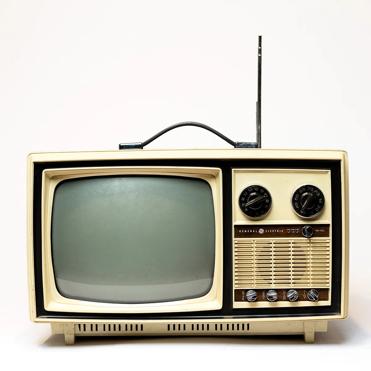 Vintage Early American Color Television General Electric Cream Colored Plastic Exterior, Wood colored box, Black Tuner Knobs