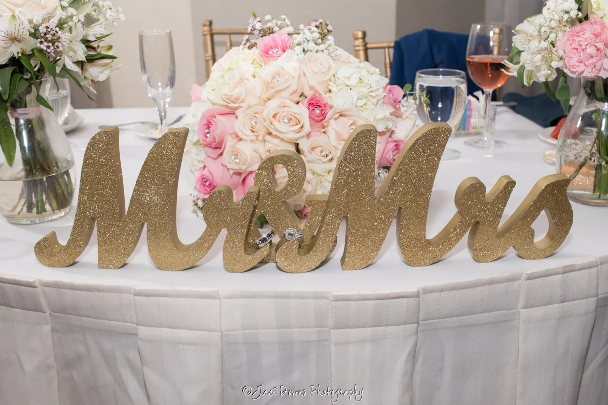 Gold Mr & Mrs Table Top Sign