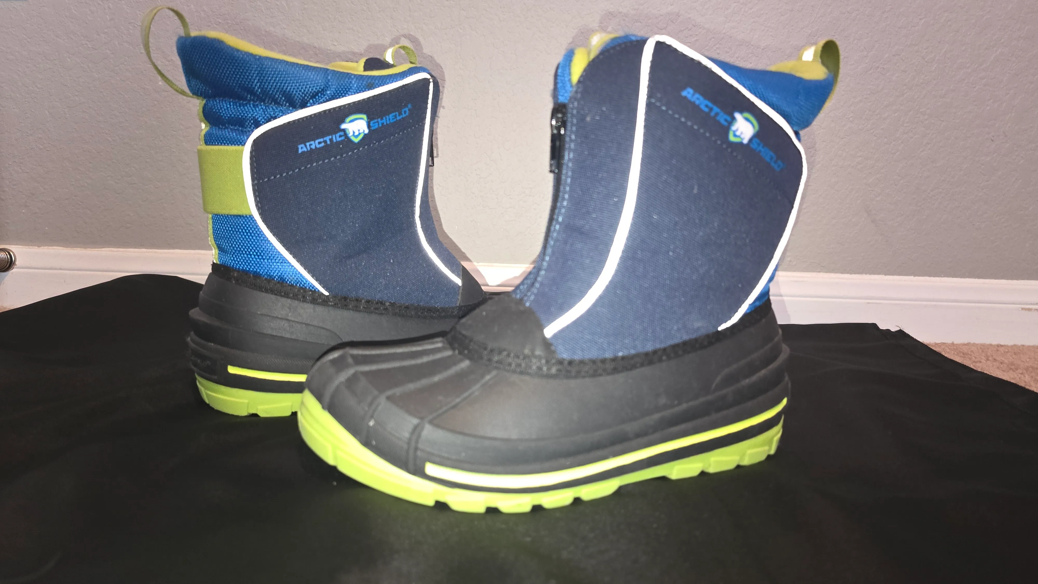 Youth boys snow boots size 3