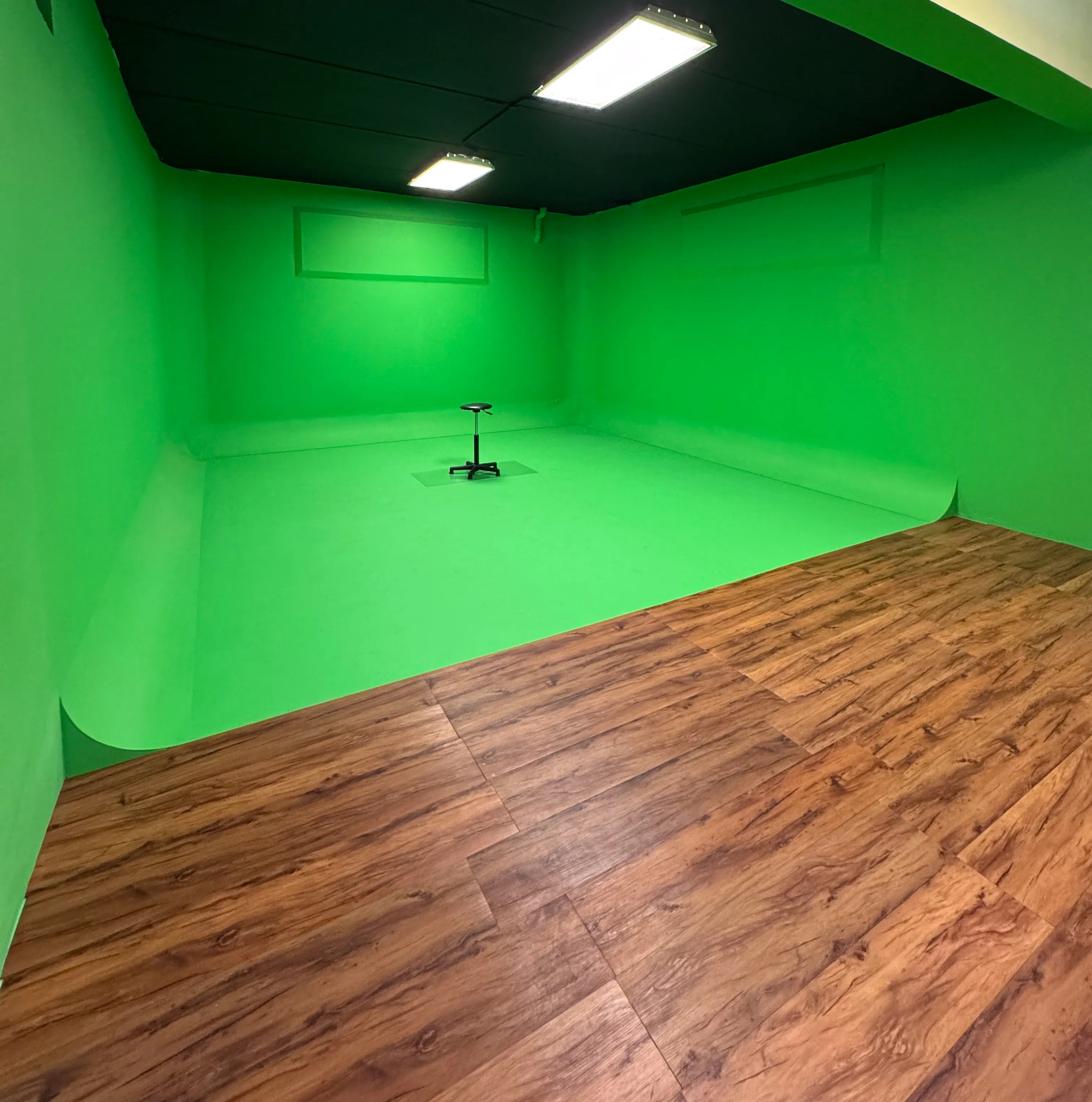 STUDIO B (350 Sq Ft Green Cyclorama)