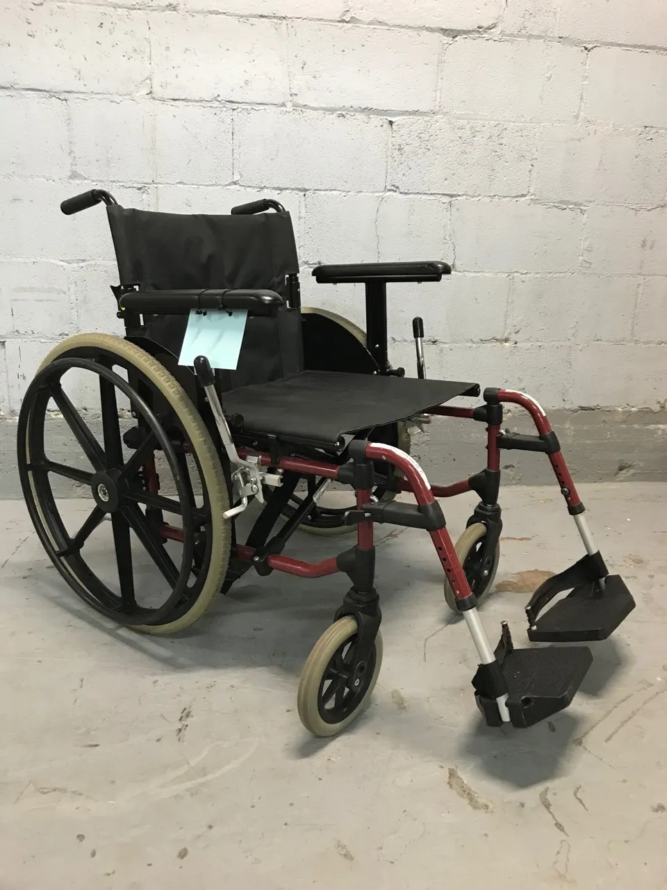 FAUTEUIL ROULANT STANDARD ROUES AMOVIBLES L20'' x P18'' x H18'' EIM