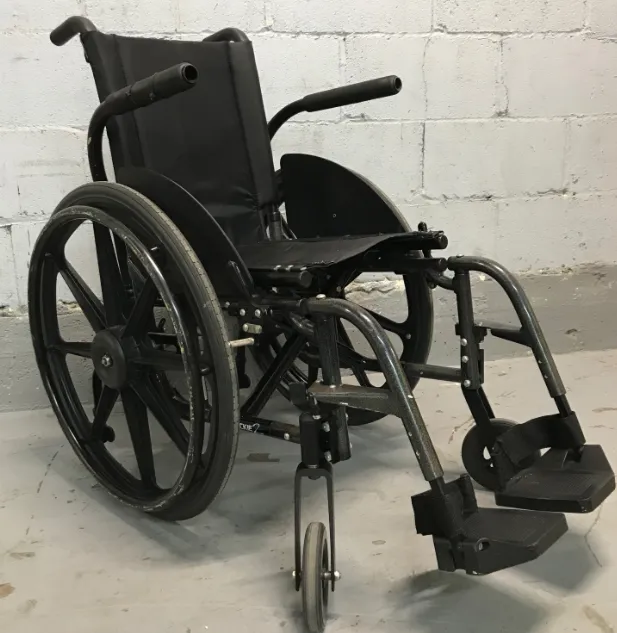 FAUTEUIL ROULANT LÉGER L15'' x P16'' x H19'' QUICKIE 2 