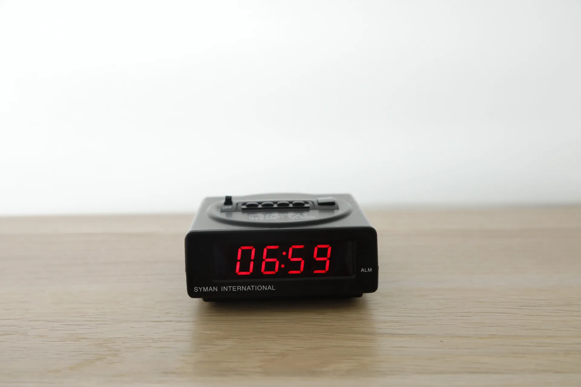 Rigged Radio Alarm Clock - Syman - Black