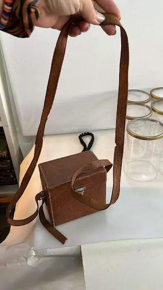 ESTUCHE DE CUERO CON CORREA