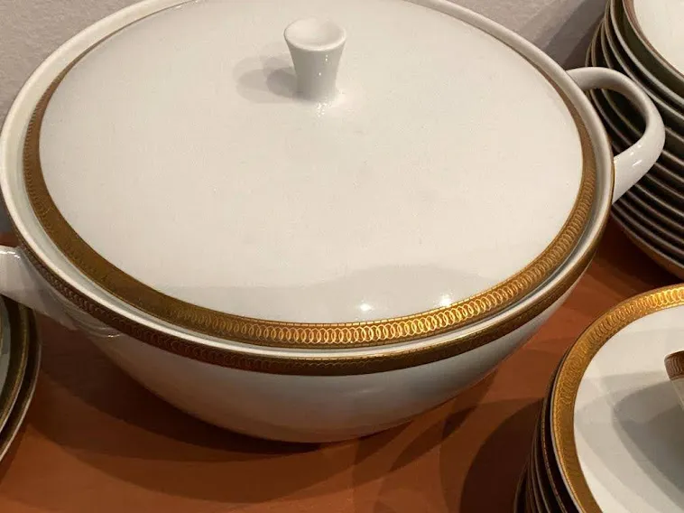 GUISERA PORCELANA BLANCA  "VERBANO CORONA" BORDE ORO VIEJO  Diam 34cm  x  Alto 12 cm 