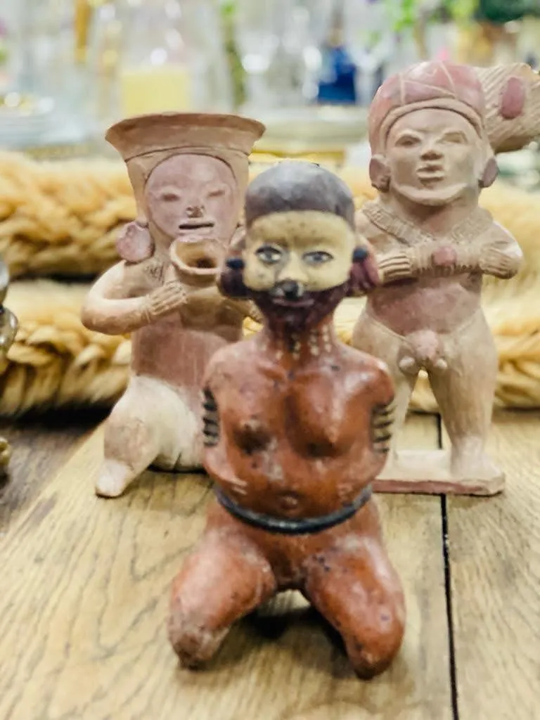 FIGURA ETNICA FEMENINA BARRO Y LINEAS NEGRAS 06