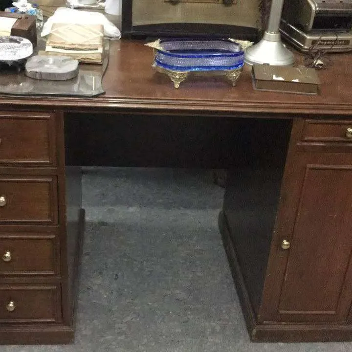 ESCRITORIO INGLES CON CAJONES LATERALES  Med. 1.20 X 0.65 alt.80 cm