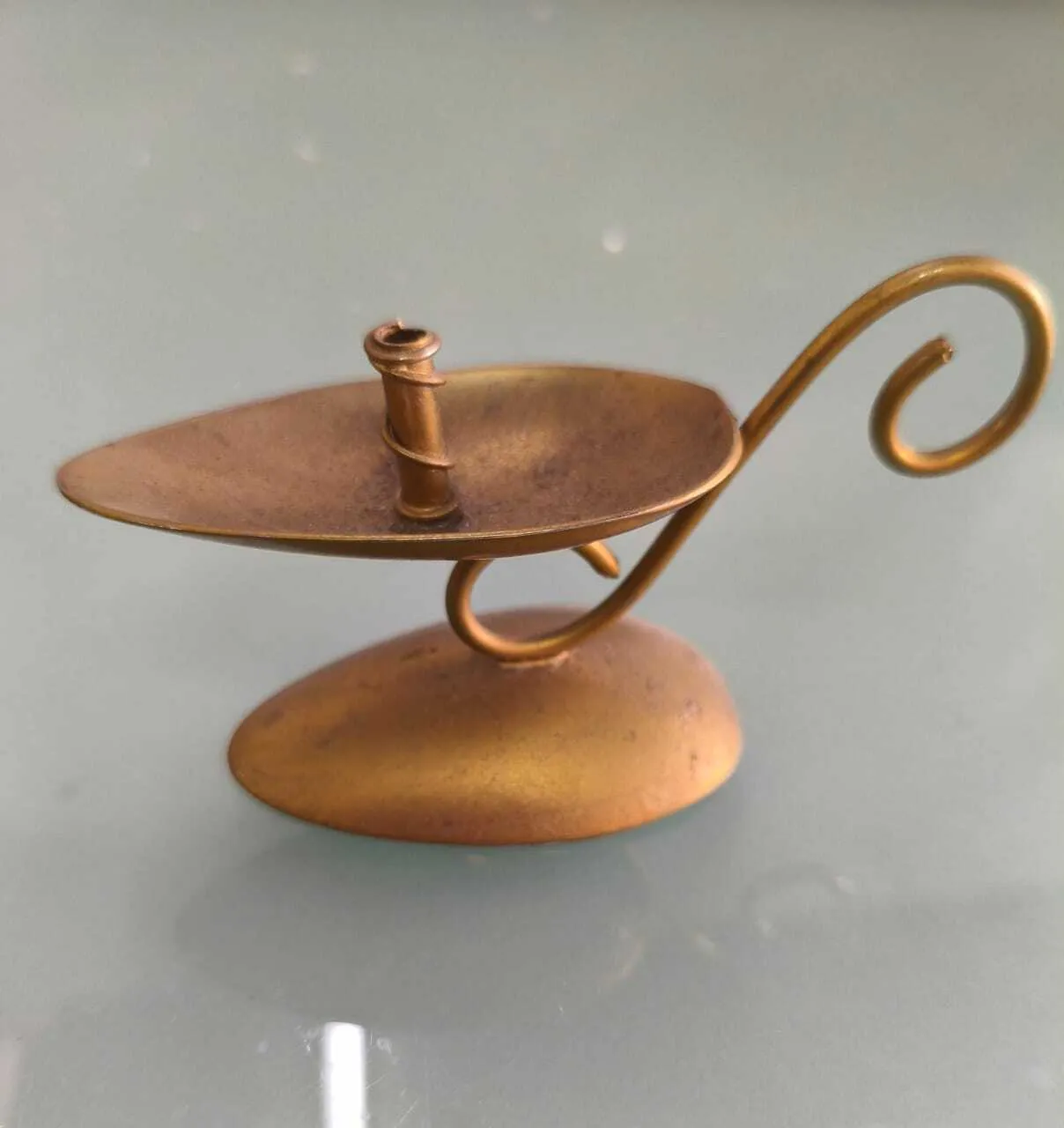 Porta sahumerio de Metal  dorado :Med:11 cm  x  4 cm de alt