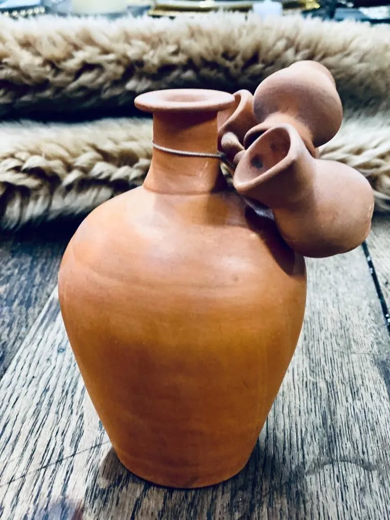 VASIJA DE BARRO CON ADORNO CHICAS  20 CM