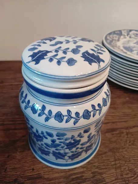 POTICH CERAMICA AZUL Y BLANCO  "HOJAS" Diam. 15 x 18 cm alt.