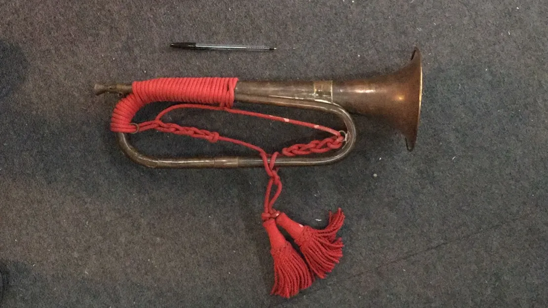 TROMPETA DE PREGONERO CON CORDON ROJO Y FLECOS