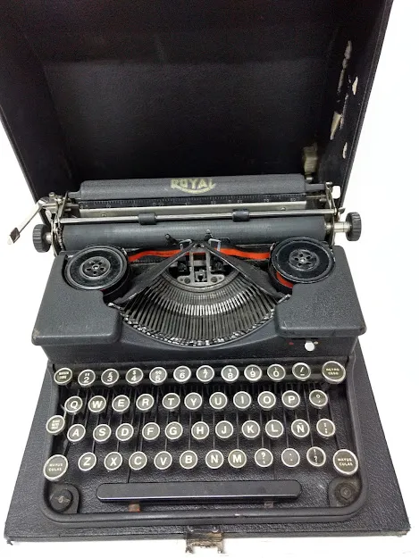 MAQUINA DE ESCRIBIR  "ROYAL"