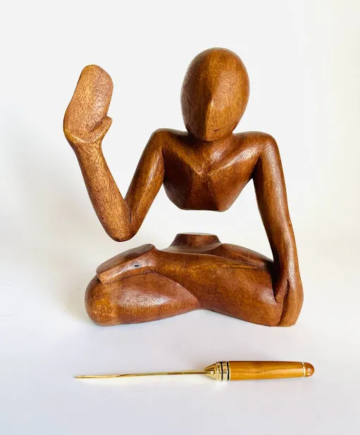 FIGURA TALLA EN MADERA " YOGUI" Base 18 x 20 cm alt