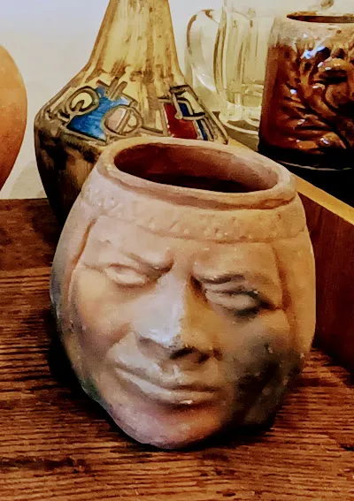 VASIJA DE BARRO CON FIGURA INDIGENA