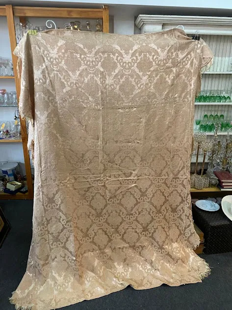 COLCHA RASO CHAMPAGNE CON ONDAS Y FLECOS " EVA"  1 X 1.60 MT