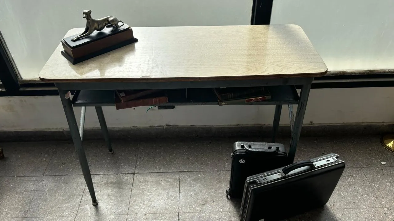 PUPITRE ESCOLAR  Med: Largo  98 x 40 cm alto  80 cm