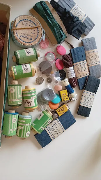 SET DE  HILOS Y VARIOS  PARA COSTURA 20 PZAS