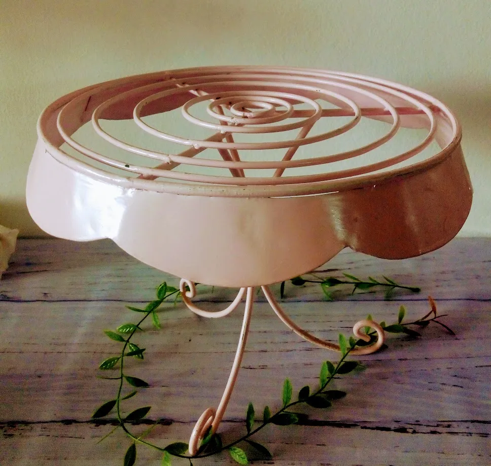 PIE DE TORTA  METAL ROSA  ONDAS  Diam 32  alt 26 cm