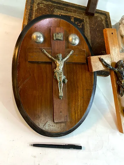 CRUCIFIJO SOBRE BASE OVAL ROBLE COD 1