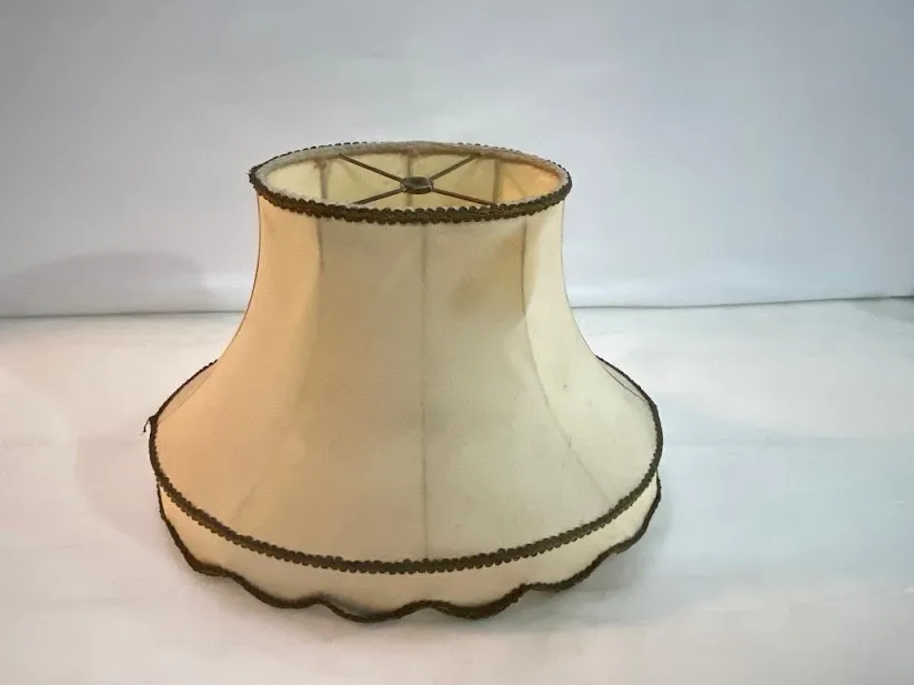 PANTALLA ANTIGUA NATURAL  ONDAS -Diam . 40 x 30 cm alt.  PA1  CON DETERIORO