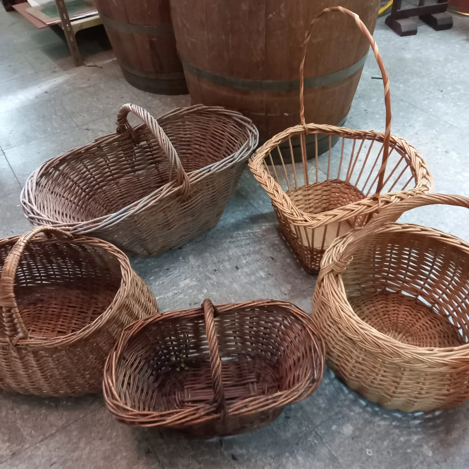 CANASTAS  MIMBRE   VARIAS REDONDAS CON 1 ASA   