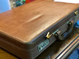 ATACHE  CUERO  CUERO SUELA CON HERRAJES ORO  0.48 X 0.36 X 0.10 ALT